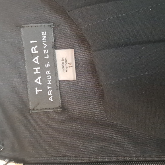 Like new Tahari/ sleeveless black dress / sharp classy dress/ good condition - Picture 3 of 8